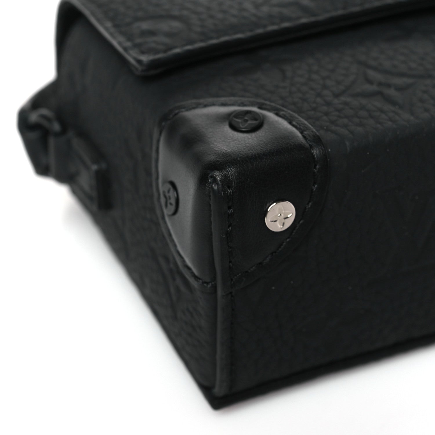 LOUIS VUITTON Taurillon Monogram Steamer Wearable Wallet Black