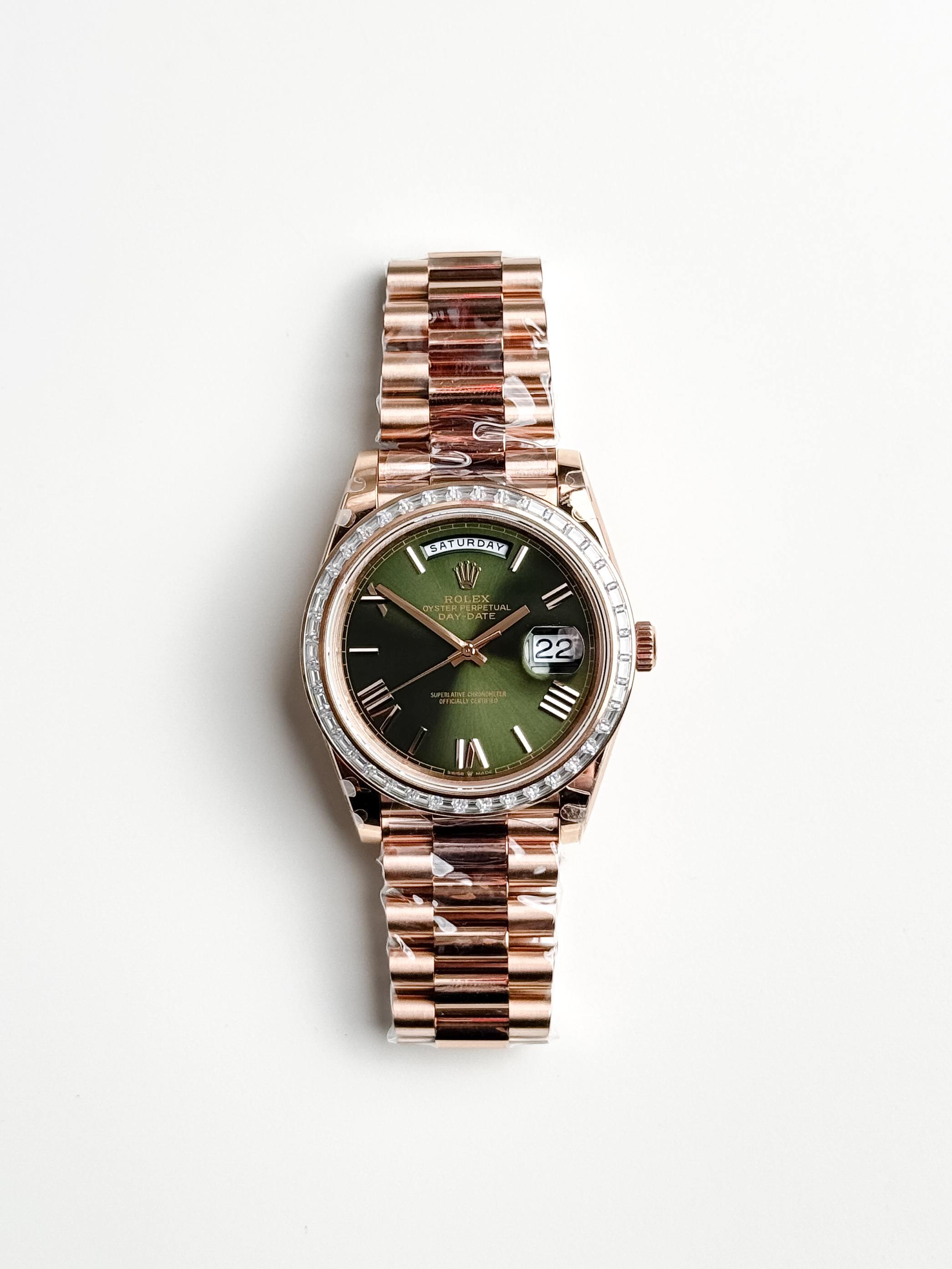 ROLEX DAY-DATE ROSE GOLD DIAMOND BEZAL (OLIVE GREEN ROMAN DIAL