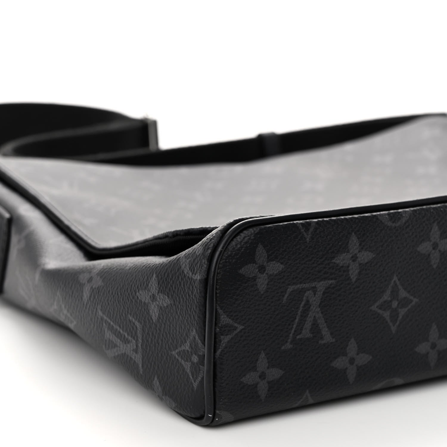 LOUIS VUITTON Monogram Eclipse District MM
